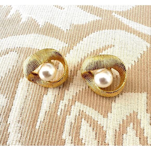 Fancy Pearl and Brushed Goldtone Buttons (2) - Picture 1 of 8